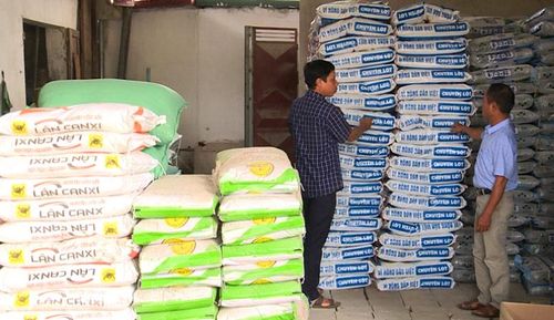 Các đại lý, hợp tác xã kinh doanh phân bón điều chỉnh giá tăng theo thị trường.