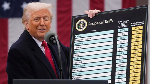 Kể từ khi trở lại nắm quyền vào năm ngoái, Tổng thống Mỹ Donald Trump đã triển khai chương trình nghị sự thương mại cứng rắn, dẫn tới việc áp mức thuế toàn cầu 10% và đưa ra cảnh báo áp thuế 100% đối với hàng nhập khẩu từ một số nước như Trung Quốc và Pháp. Kết luận của cuộc điều tra lần này có thể khiến Mỹ áp dụng các biện pháp liên quan đến thuế quan đối với hàng nhập khẩu từ Đức. Ảnh: abc7.
