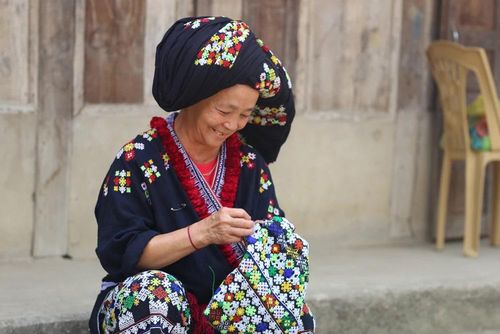 Bà Tặng Thị Phấy là những người có nhiều kinh nghiệm trong thêu thùa trang phục truyền thống ở Suối Tút.