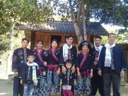 Các thế hệ người Dao đỏ ở Suối Tút góp phần giữ gìn trang phục truyền thống.