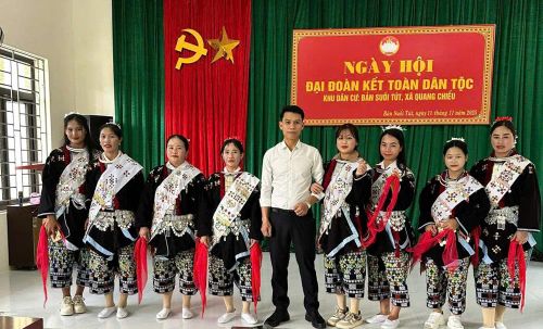 Trang phục truyền thống được mặc trong đời sống hằng ngày và dịp lễ, tết của bản.