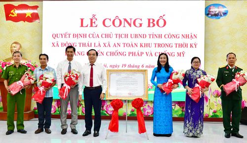 Phó Giám đốc Sở Nội vụ An Giang Trương Long Hồ trao quyết định của Chủ tịch UBND tỉnh công nhận xã Đông Thái là xã an toàn khu.