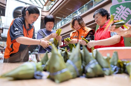  Người dân làm bánh ú đón Tết Đoan Ngọ tại Giang Tô, Trung Quốc. 