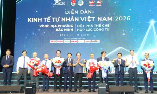 Ban tổ chức tặng hoa các đại biểu tham dự diễn đàn.