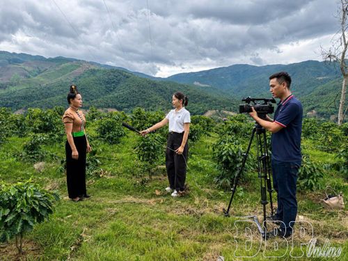 Phóng viên Đào Phương và Dương Hải (Báo và phát thanh, truyền hình Điện Biên) tác nghiệp tại xã Tuần Giáo.