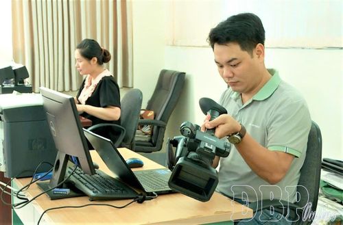 Phóng viên Phạm Quang (Báo và phát thanh, truyền hình Điện Biên) học hỏi, tìm hiểu thiết bị công nghệ làm báo.