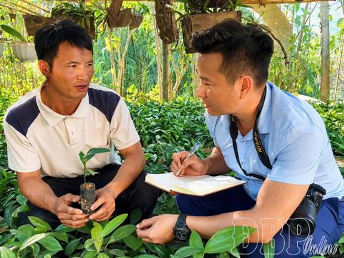 Phóng viên Sầm Phúc (Báo và phát thanh, truyền hình Điện Biên) gặp gỡ, trao đổi với người dân bản Lai Khoang, xã Nà Hỳ.