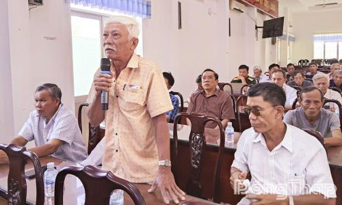 Cử tri phường Long Thuận phát biểu tại buổi tiếp xúc.