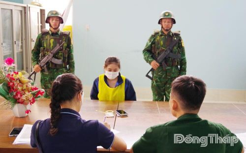 Lực lượng chức năng lấy lời khai đối tượng Trần Như Ngọc.
