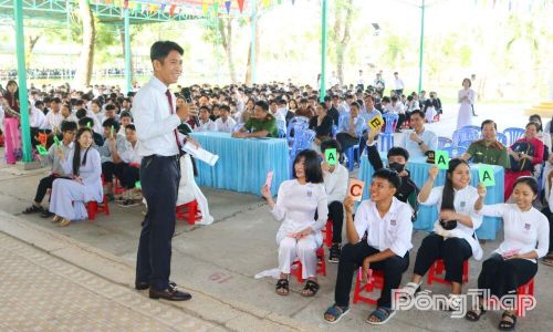 Thi rung chuông vàng tìm hiểu về luật và tác hại của ma túy tại Trường Trung học phổ thông Trần Quốc Toản (phường Mỹ Ngãi).