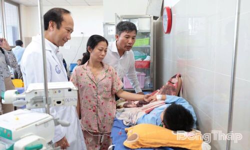 Đoàn cùng lãnh đạo Bệnh viện Đa khoa Tiền Giang thăm hỏi, động viên gia đình và bệnh nhi.
