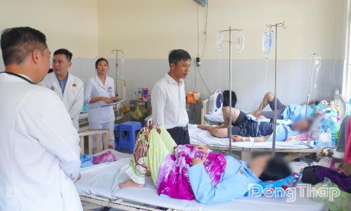 Đoàn đến thăm hỏi sức khỏe bệnh nhân đang nằm điều trị tại Bệnh viện Quân y 120.
