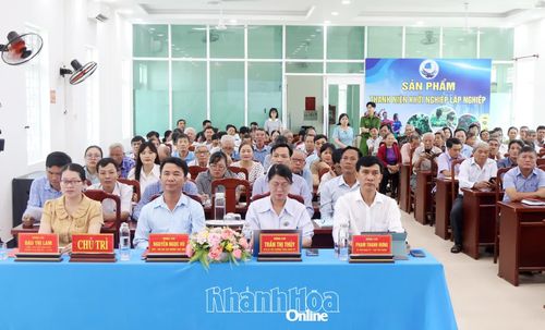 Các đại biểu và cử tri tham gia buổi tiếp xúc.
