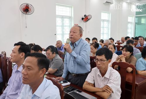 Cử tri phường Đô Vinh phát biểu ý kiến tại buổi tiếp xúc.