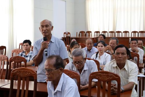 Cử tri xã Ninh Phước kiến nghị tại buổi tiếp xúc.