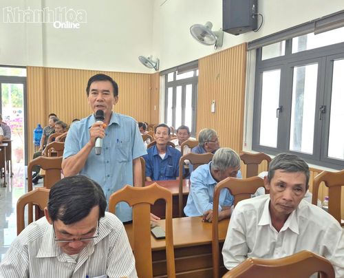 Cử tri nêu ý kiến, kiến nghị.