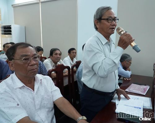 Cử tri phường Bảo An phát biểu ý kiến tại buổi tiếp xúc.
