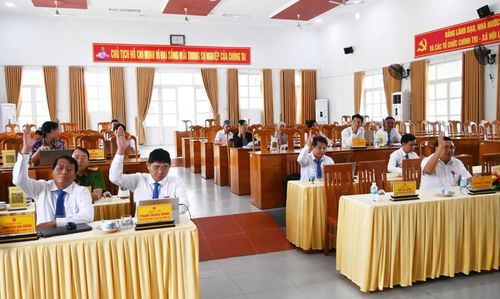 Các đại biểu biểu quyết, thống nhất thông qua các nghị quyết.