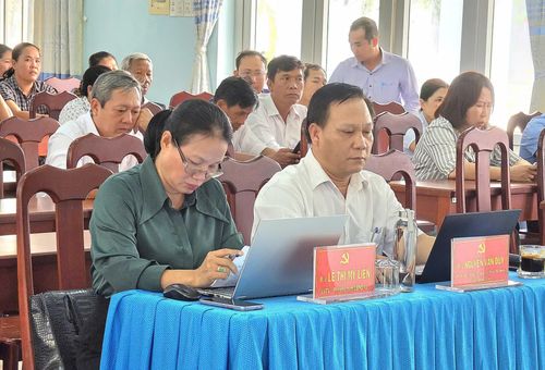 Các đại biểu và cử tri tham gia buổi tiếp xúc.
