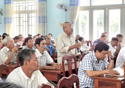 Cử tri xã Phước Hậu phát biểu ý kiến.