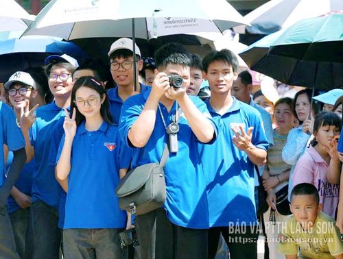 Thành viên CLB Phát thanh và Truyền thông VOC – CVA.LS Trường THPT chuyên Chu Văn An tác nghiệp trong ngày diễn ra kỳ thi tốt nghiệp THPT năm 2026