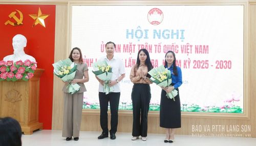 Đồng chí Đoàn Thu Hà tặng hoa các ủy viên Ủy ban MTTQ Việt Nam tỉnh khóa XVI nhiệm kỳ 2025 - 2030 được kiện toàn bổ sung tại hội nghị