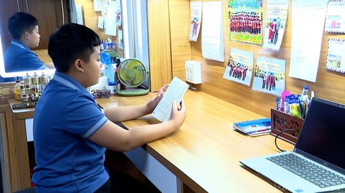 Sự đồng hành của gia đình đã góp phần giúp Minh Hiếu hình thành thói quen tự học và nuôi dưỡng niềm đam mê đọc sách.