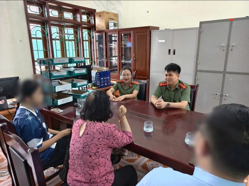 Công an phường Điện Biên Phủ nhanh chóng gặp gỡ, tuyên truyền, giải thích về các hành vi lừa đảo hiện nay.