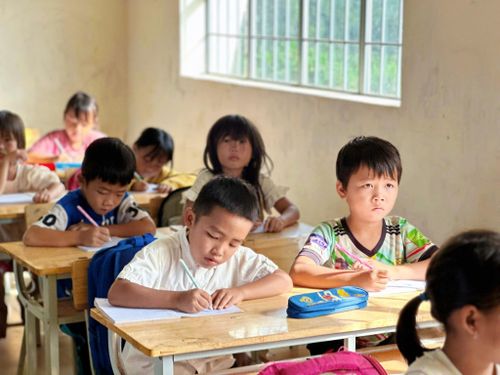 Dẫu còn chậm nhưng các em vẫn chăm chỉ đến lớp mỗi ngày
