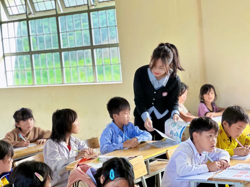 Cô giáo Trường Tiểu học Liêng Srônh giúp học sinh ôn tập