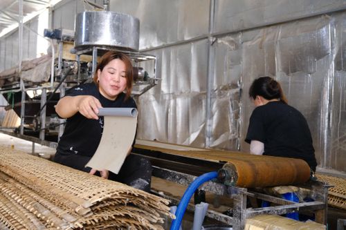 Tại thôn Thanh Bình, nơi sinh sống của đông đảo đồng bào dân tộc Tày, Nùng, nghề làm bánh tráng đã trở thành nguồn thu nhập quan trọng của nhiều hộ dân nơi đây