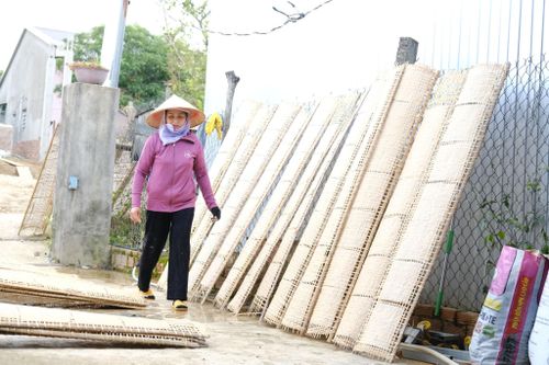 Toàn làng Tày hiện có 13 cơ sở sản xuất bánh tráng, tạo việc làm thường xuyên cho khoảng 60 - 70 lao động địa phương