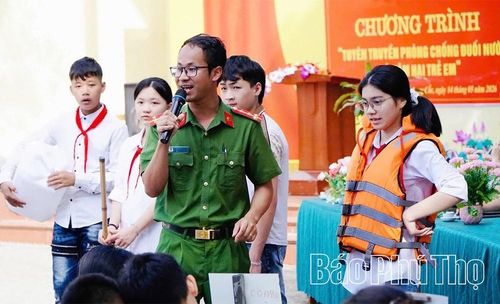 Học sinh xã Long Cốc được tuyên truyền, trang bị kỹ năng phòng, chống đuối nước.