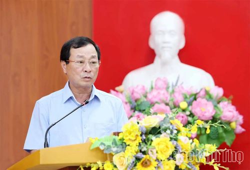 Đồng chí Phó Bí thư Thường trực Tỉnh ủy, Bí thư Đảng ủy CCQ Đảng tỉnh Bùi Văn Quang phát biểu chỉ đạo tại hội nghị.