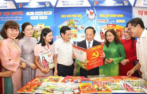 Đồng chí Trịnh Văn Quyết - Ủy viên Bộ Chính trị, Bí thư Trung ương Đảng, Trưởng Ban Tuyên giáo và Dân vận Trung ương và các đại biểu tham quan gian trưng bày báo chí tỉnh Phú Thọ.