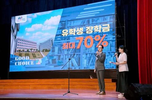 Đại diện các trường đại học Hàn Quốc cung cấp thông tin về ngành học, học bổng và cơ hội nghề nghiệp - Ảnh: D.L