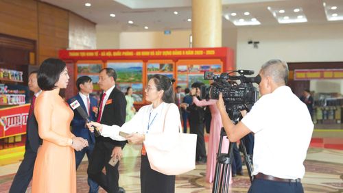 Phóng viên phòng Thời sự, Báo và phát thanh, truyền hình Quảng Trị phỏng vấn đại biểu bên lề Đại hội đại biểu tỉnh Quảng Trị lần thứ I, nhiệm kỳ 2025-2030 - Ảnh: T.L