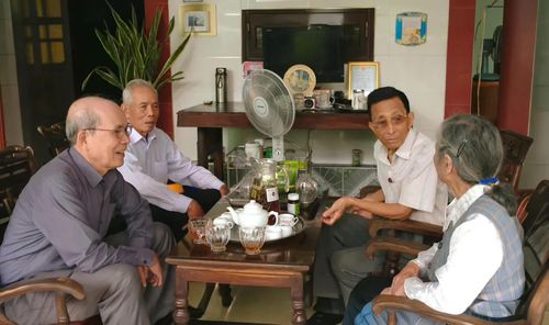 Ông Thái Văn Tuyên (bên phải), nguyên là phóng viên Đài Truyền thanh Vĩnh Linh - Ảnh: A.T
