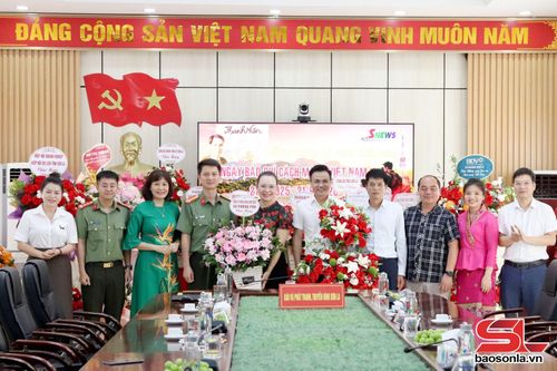 Đại diện Công an tỉnh và xã Phiêng Pằn chúc mừng Báo và Phát thanh, truyền hình Sơn La.