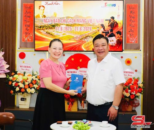 Lãnh đạo Công ty Điện lực Sơn La chúc mừng Báo và Phát thanh, truyền hình Sơn La.