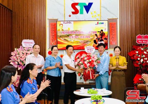 Sở Văn hóa, Thể thao và Du lịch tỉnh Sơn La tặng hoa chúc mừng Báo và Phát thanh truyền hình Sơn La.