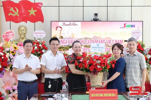 Lãnh đạo Bảo hiểm xã hội tỉnh chúc mừng Báo và Phát thanh, truyền hình Sơn La.
