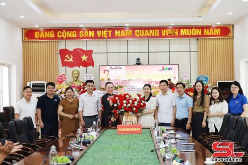 Lãnh đạo Ủy ban Mặt trận Tổ Quốc Việt Nam tỉnh Sơn La tặng hoa chúc mừng Báo và Phát thanh, truyền hình Sơn La.
