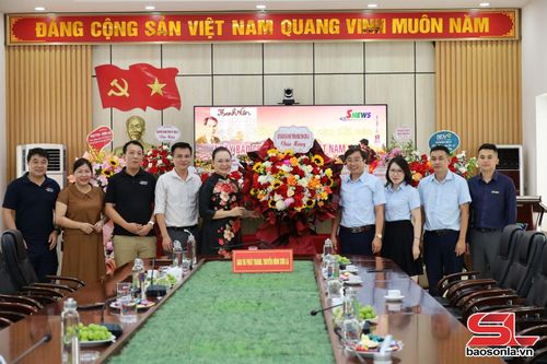 Quỹ Bảo vệ và Phát triển rừng tỉnh Sơn La tặng hoa chúc mừng Báo và Phát thanh, truyền hình Sơn La.