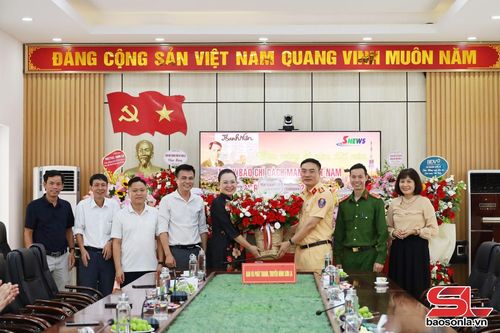 Phòng Cảnh sát Giao thông, Công an tỉnh Sơn La tặng hoa chúc mừng Báo và Phát thanh, truyền hình Sơn La.