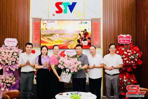 Trung tâm Kiểm soát bệnh tật tỉnh tặng hoa chúc mừng.