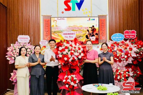 Ban Tuyên giáo và Dân vận Tỉnh ủy chuyển trao lẵng hoa của Lữ đoàn đặc công Hải quân chúc mừng Báo và Phát thanh truyền hình Sơn La.