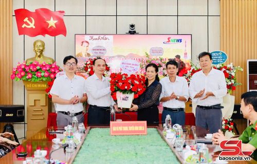 Hội Khuyến học tặng hoa chúc mừng Báo và Phát thanh, truyền hình Sơn La.