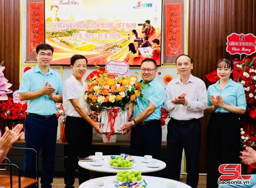 Công ty cổ phần Môi trường và Dịch vụ Đô thị tặng hoa chúc mừng đơn vị.