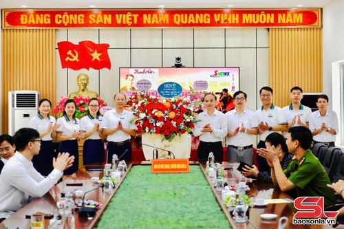 BIDV chi nhánh Sơn La tặng hoa chúc mừng Báo và Phát thanh, truyền hình Sơn La.